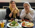 دورهمی بها‌ره ر‌هنما و مهتاب کرامتی در یک رستوران +عکس