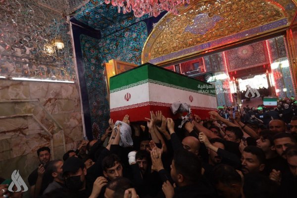 طواف پیکر رهبر شهید در حرم حضرت عباس