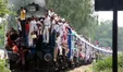ببینید| وضعیت عجیب سوارشدن قطار در هند