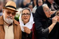 ببینید| همسر و دختر زنده‌یاد اکبر عبدی در مراسم یادبود او